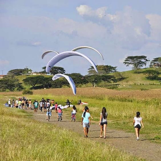Personas Preparando Vuelo de Parapente en Roldanillo Valle del Cauca